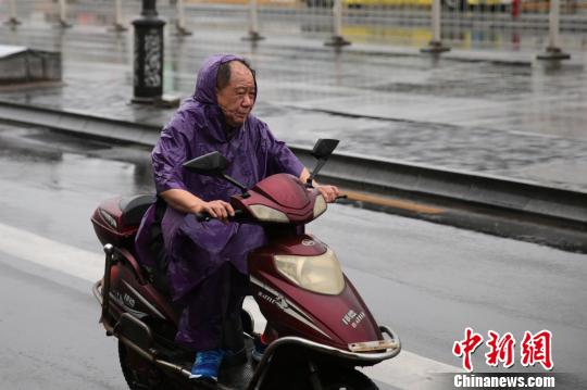 图为当日西安雨水较大。　张远 摄