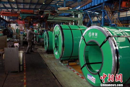 柳钢冷轧厂工人正在作业。 朱柳融 摄 柳钢冷轧厂工人正在作业。 朱柳融 摄