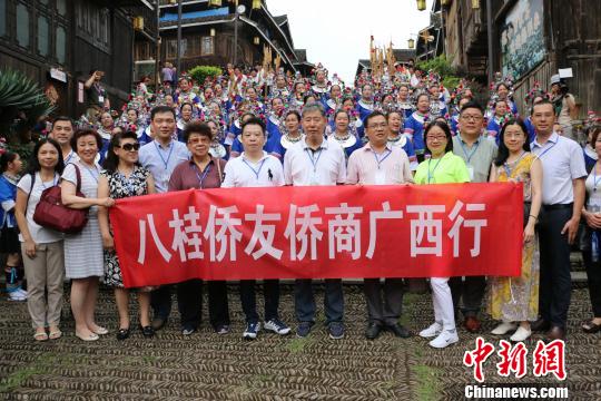 图为上海侨商感受侗族风情。 林馨 摄 图为上海侨商感受侗族风情。 林馨 摄