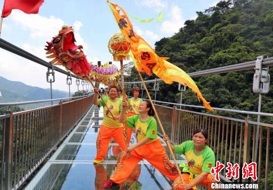 女子舞龙队 程景伟 摄 女子舞龙队 程景伟 摄