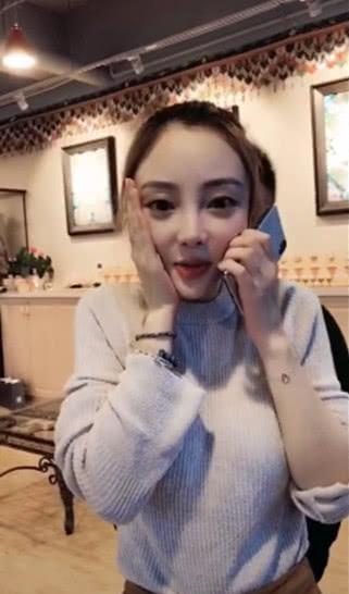 李小璐开豪车接甜馨放学,贾乃亮参加综艺秀被