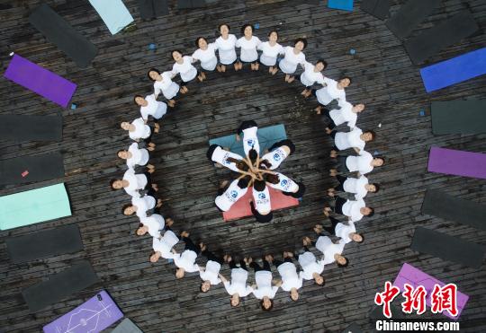 6月30日，瑜伽爱好者在江西上饶市横峰县上畈荷塘练习瑜伽。　丁铭华　摄