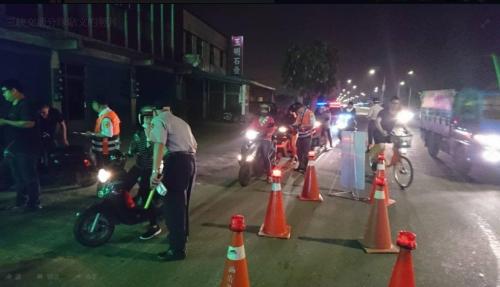 台湾警方夜间检查。台湾《联合报》/警方供图