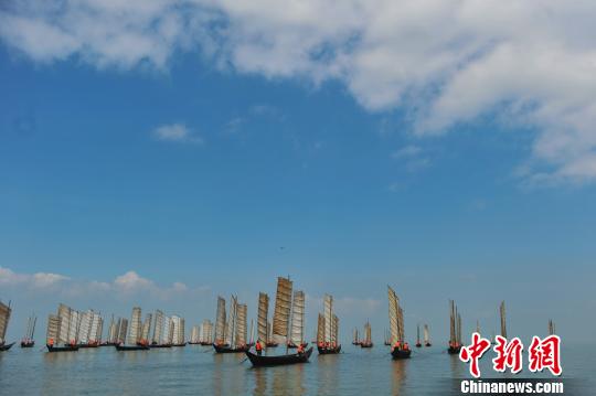 图为滇池开湖捕捞百舸入滇千帆进发。　任东 摄