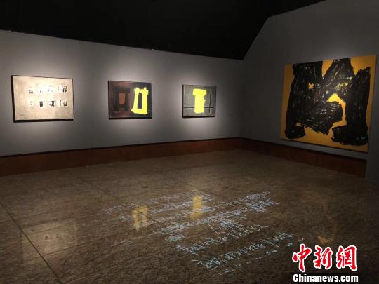 “中国当代诗人绘画巡回展”开幕 高凯 摄