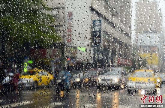 8月29日，台风“康妮”挟大雨北移，台北市开始降下大雨。台风“康妮”给台湾中南部地区带来超大豪雨，截至上午11时37分，台湾水利部门对9个县市发布一级淹水警戒。超大豪雨区域包括屏东县、高雄市、台南市、嘉义县、云林县、南投县、台中市、嘉义市；大豪雨区域包括台北市、新北市、桃园县、新竹县、苗栗县、彰化县。刘震 摄