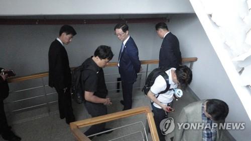 6月8日,在开城工业园区韩朝交流合作协商事务所,韩方考察团检查韩朝联络事务所候选办公楼的地下室。(图片来源:韩联社) 6月8日,在开城工业园区韩朝交流合作协商事务所,韩方考察团检查韩朝联络事务所候选办公楼的地下室。(图片来源:韩联社)