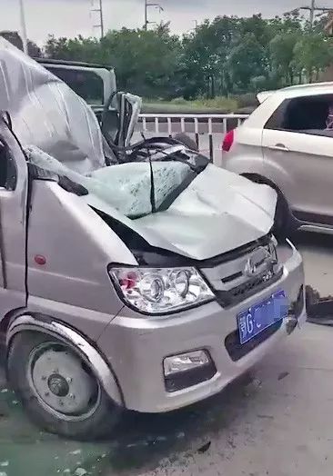 当场死亡!鄂州吴楚大道发生惨烈车祸,现场触目