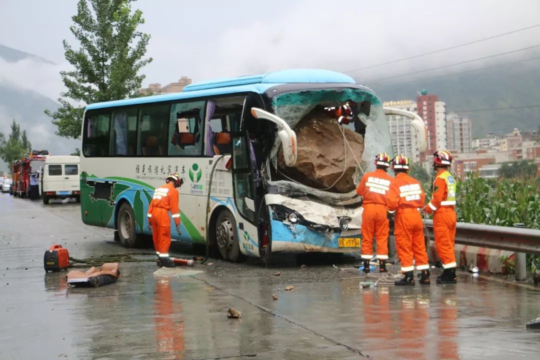 巨石砸中旅游大巴,生死关头,司机做了一个果断