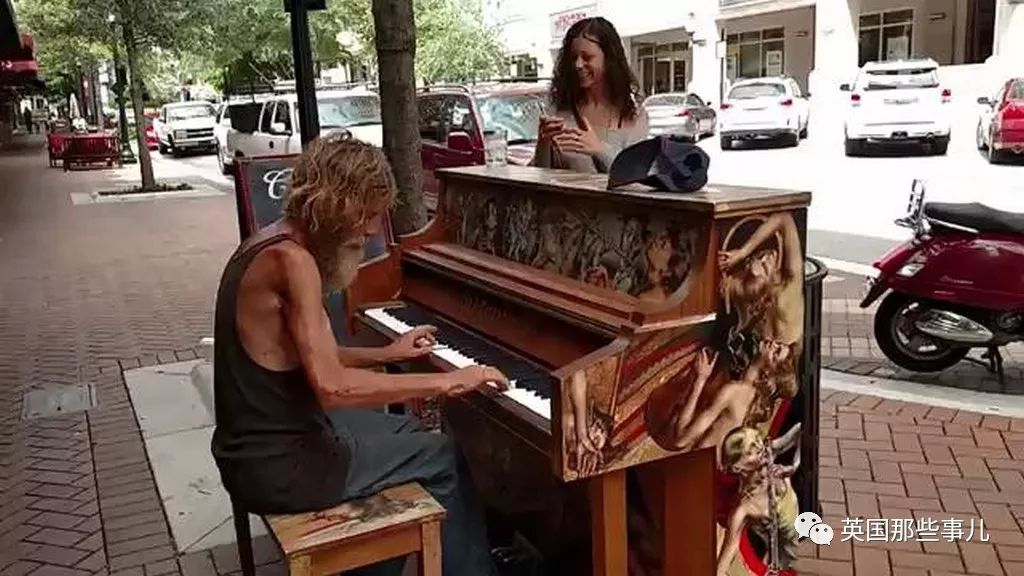 流浪汉在街头弹钢琴迷倒网友 3年后他的人生彻底变了