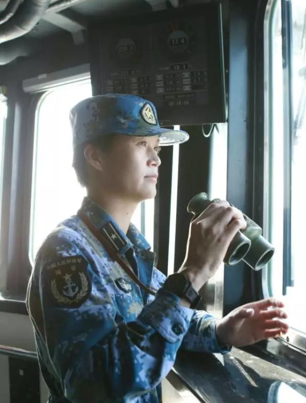 她距离成为中国海军首位女舰长只有一步之遥