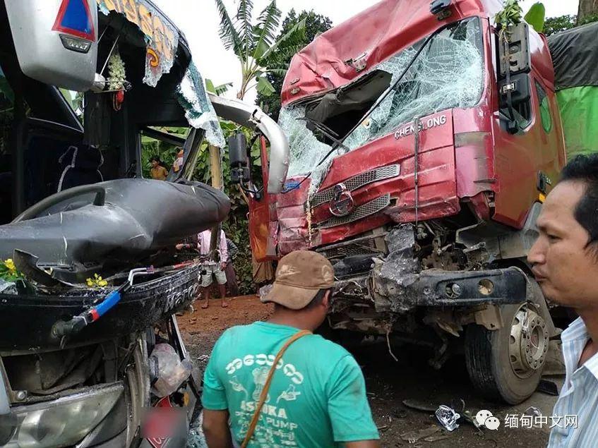 缅甸腊戌发生惨烈车祸，12人受伤，车头严重变形！