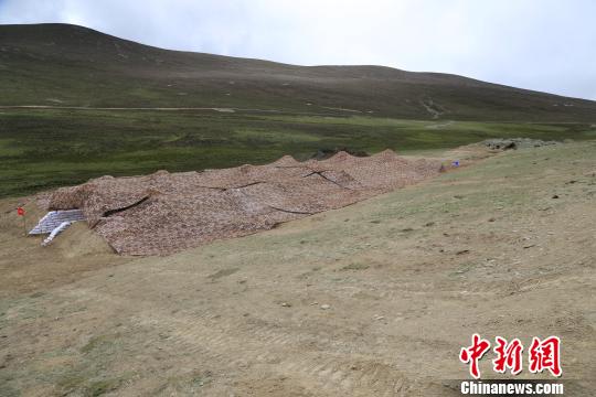 驻训地,拉起伪装网的营区。 谷杰 摄 驻训地,拉起伪装网的营区。 谷杰 摄