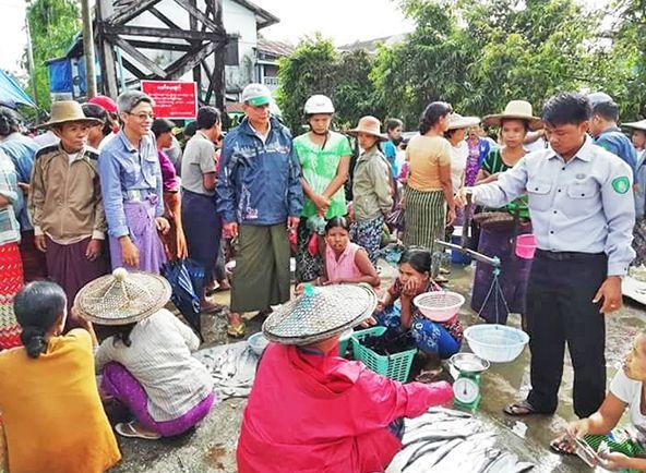 缅甸边境一市场内，30多名摊贩常年使用“问题”秤！