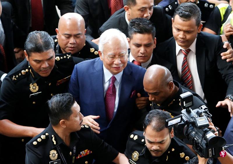 马来西亚前总理纳吉布抵达法庭 面临多项指控
