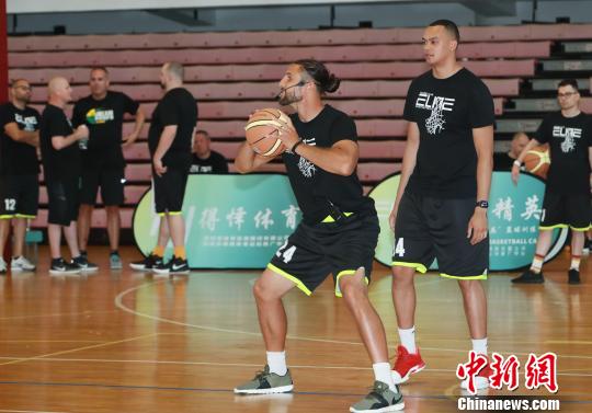 美国篮球名师在深圳向中国体育教师传授教学经验