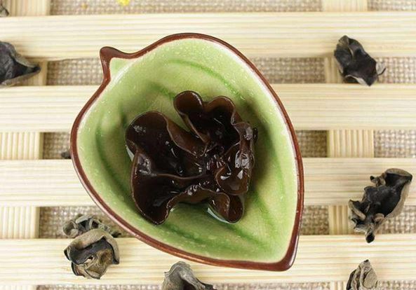 黑木耳不仅养血驻颜,使肌肤鲈鱼红润,常吃还让头发变黑,有延缓加州鲈鱼海女性图片