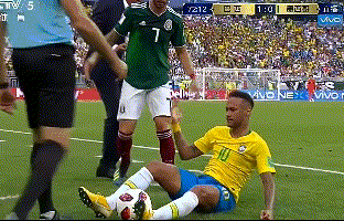 在小组赛巴西与塞尔维亚的比赛中,内马尔完美演绎了倒地——翻滚——