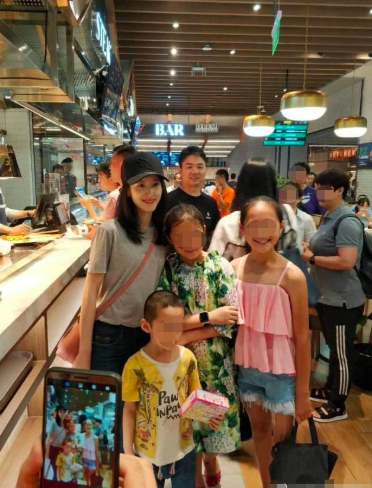 刘强东夫妇逛超市被认出，奶茶妹妹的胳膊比小孩还细