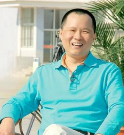 砸掉金饭碗,从公司老总变成擦鞋匠,再到香港