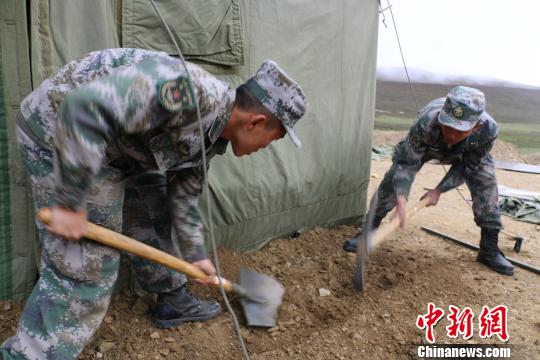 该营官兵开挖帐篷排水沟。 谷杰 摄 该营官兵开挖帐篷排水沟。 谷杰 摄