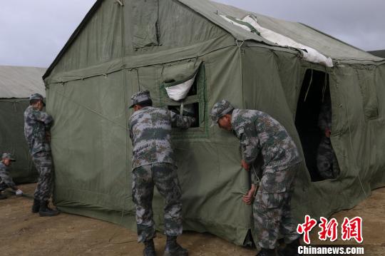 该营官兵在搭建帐篷。 谷杰 摄 该营官兵在搭建帐篷。 谷杰 摄