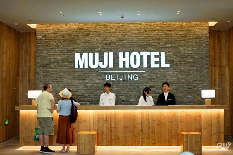 和无印良品商店相差无几的酒店大堂muji hotel 门前的自行车对了,北京