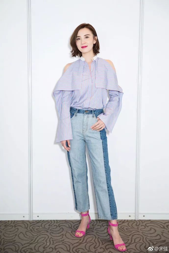 钟楚曦的运动鞋VS张雪迎的高跟凉鞋,谁赢更多