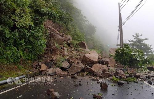 台湾阿里山公路坍方落石幸无人伤 抢修后单线通车
