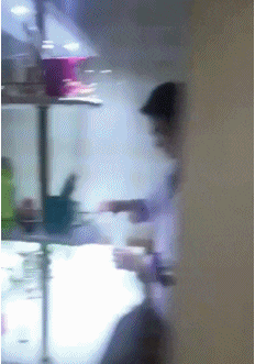 爆笑gif:年青人你走路太猖狂了!