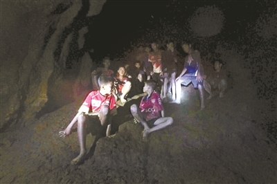 少年球队洞穴探险 失踪10天被找到