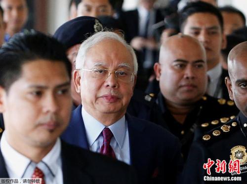 马来西亚前总理纳吉布被捕后出席庭审 否认有罪