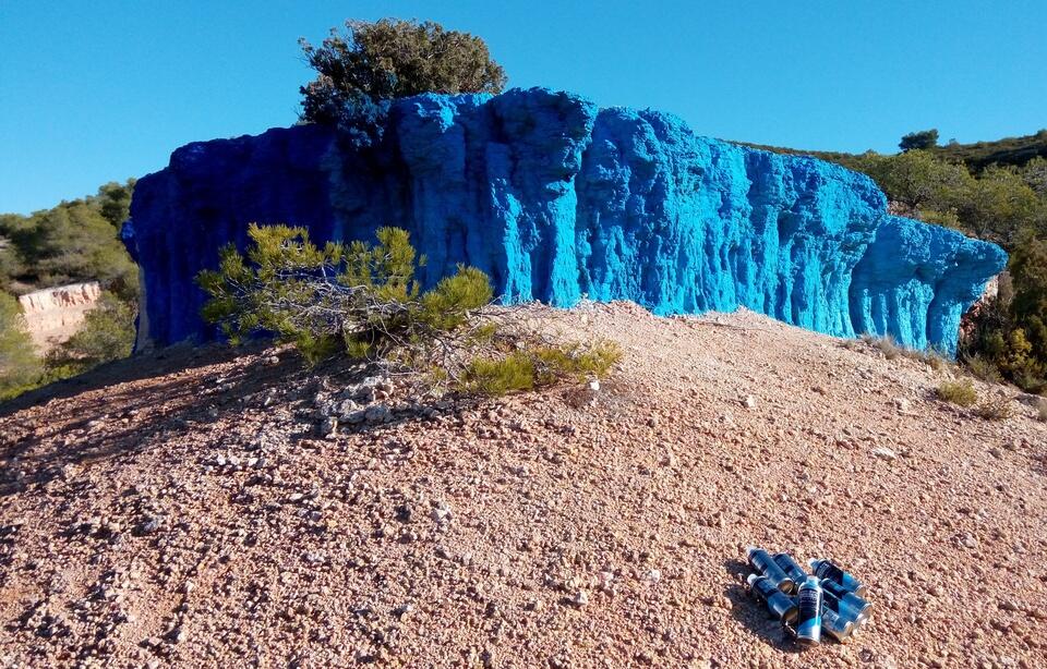 疯狂创作！ 法国艺术家将一座峭壁染蓝被罚款