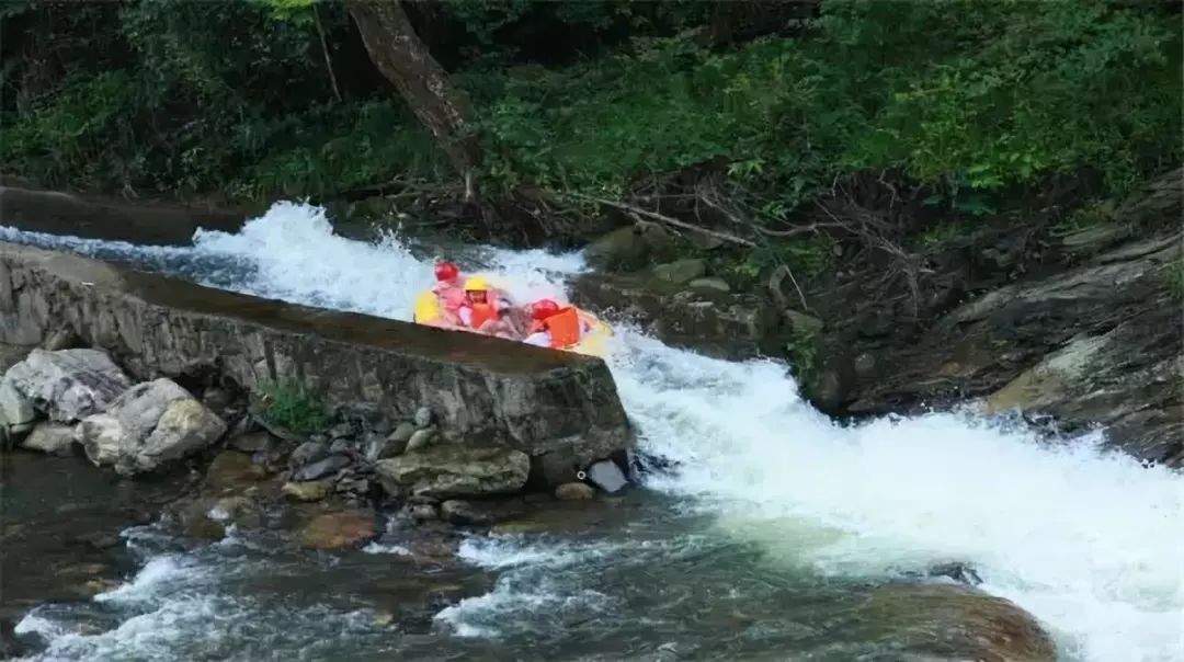 平江连云山峡谷漂流位于平江县加义镇境内的献冲林场焕新村,湘东北第