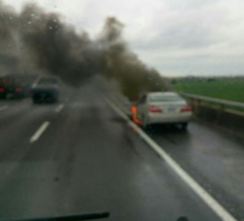 台湾高速公路上1辆轿车突起火被烧毁 女司机跳出