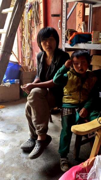 母亲带5岁儿子终南山修行 搬砖1天挣40元拒绝帮助