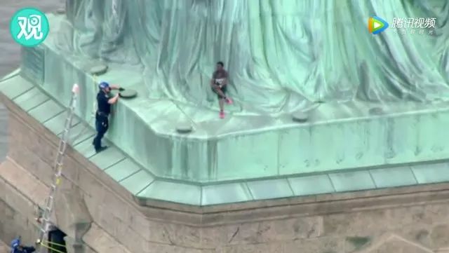 独立日，自由女神像上的抗议者被捕