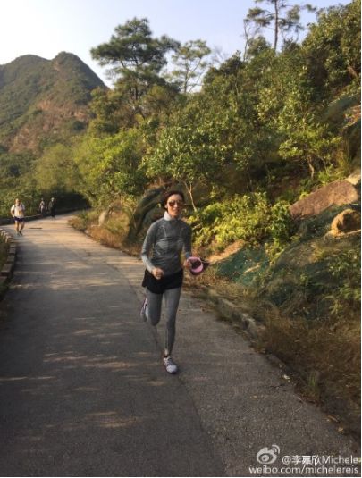 有钱真好!47岁李嘉欣晒豪宅火辣健身照,网友注