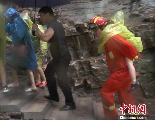 暴雨致26名游客被困景区 河北承德消防成功救援