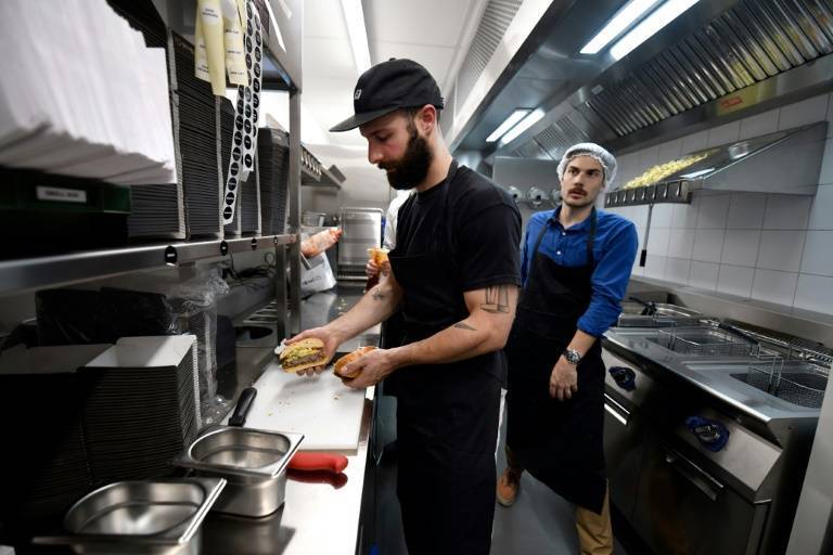帮助餐厅低成本扩张，Deliveroo 的卫星厨房开进巴黎仓库