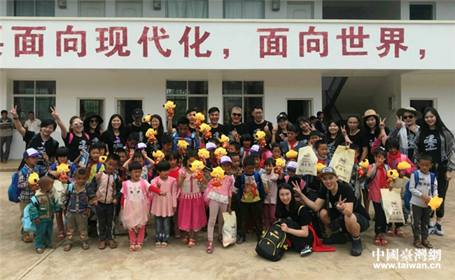 两岸爱心基金为丽江华坪县新阳小学学生捐助100万元人民币