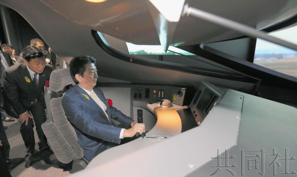 安倍视察埼玉县体验新干线模拟驾驶 称真开起来会紧张