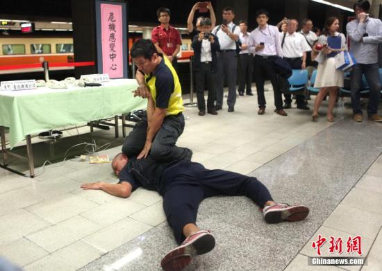 台湾地铁屡现乘客恐慌事件 老鼠毒蛇假丧尸致虚惊