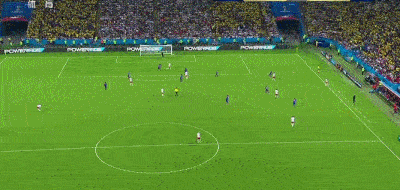 在哥伦比亚对阵波兰的比赛中,面对对手的逼抢,哥伦比亚核心j罗从容控