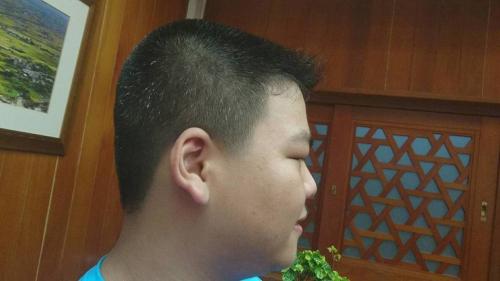 照顾祖父母与3位残障叔伯 台湾15岁少年长出白发