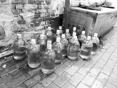18瓶来源不明强硫酸摆在郑州街头，辖区派出所已介入调查