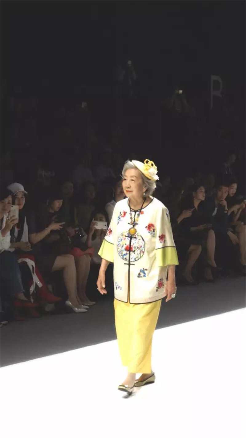 当代著名女艺术家乔红