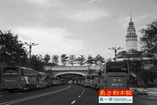 昨日,华为溪流背坡村,接送华为员工上下班的深圳大巴