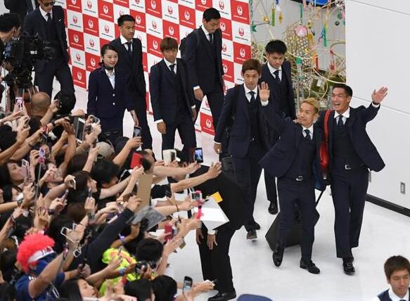 欢呼和掌声！日本男足国家队归国，800余名球迷热情接机