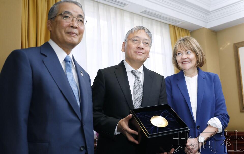 日本长崎授予诺奖得主石黑一雄荣誉县民与市民称号
